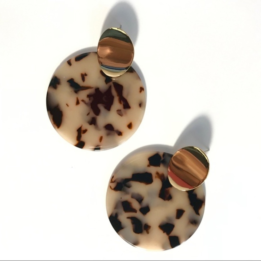 ⭐️3/$30 | Acrylic Tortoise Shell Gold Drop Earrings - Picture 3 of 4